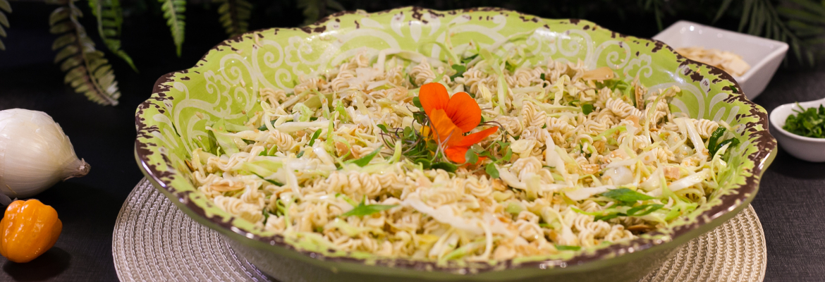 Como fazer salada de macarrão instantâneo crocante 