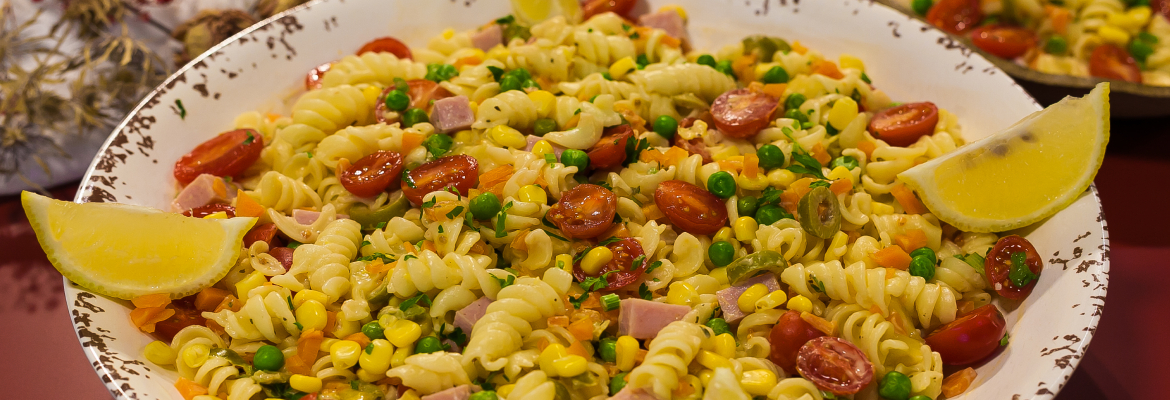 Como fazer salada de macarrão com frios e legumes 