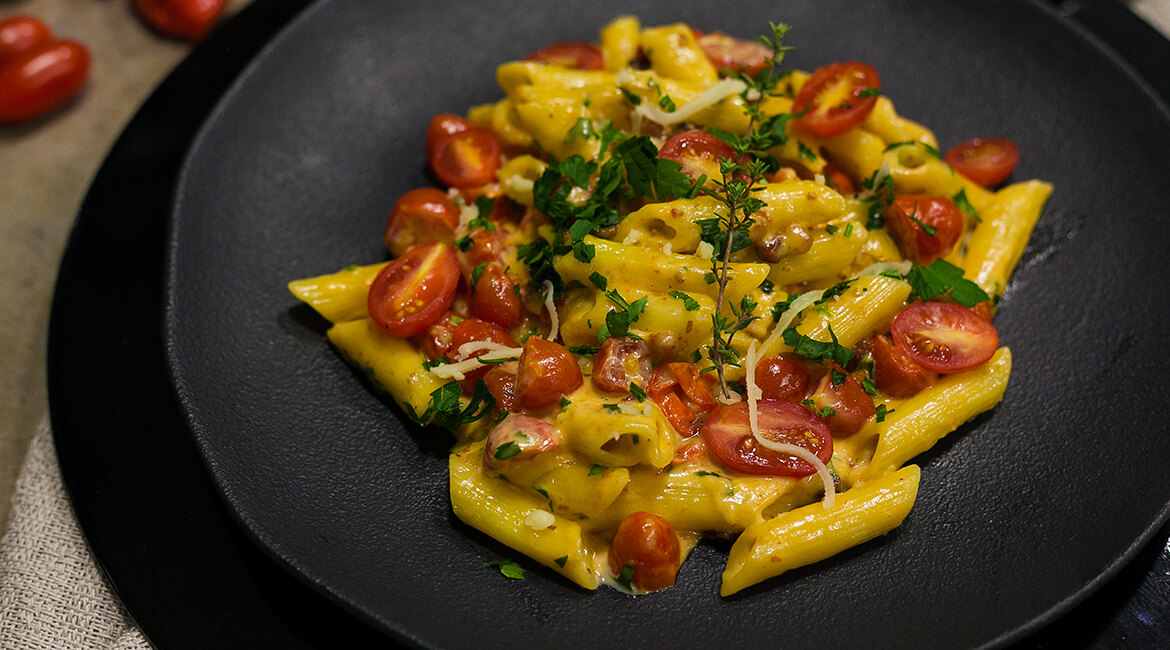 Macarrrão ao molho Alfredo com Bacon e Tomate Cereja