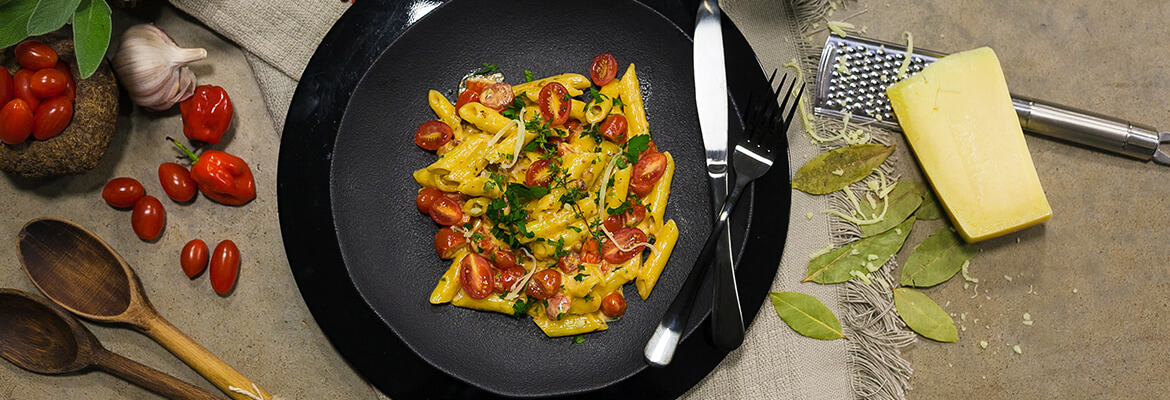 Macarrão ao molho alfredo com bacon e tomate cereja