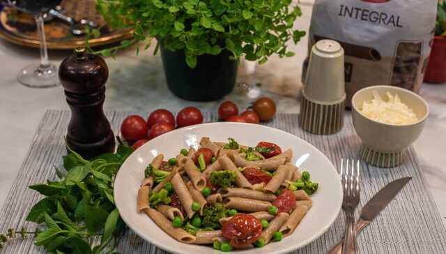 macarrão com brócolis e bacon