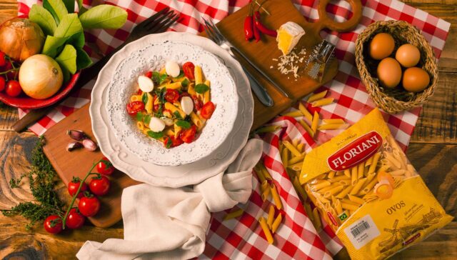 espaguete à caprese