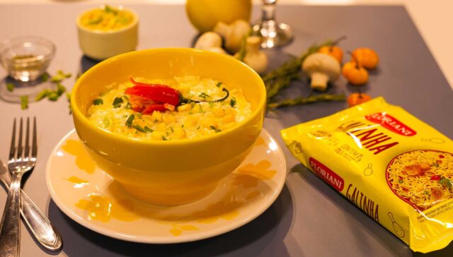 macarrão instantâneo com queijo