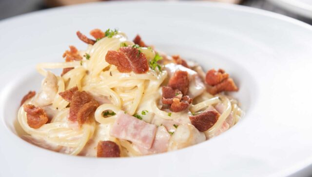 Spaguetti com creme de leite e bacon
