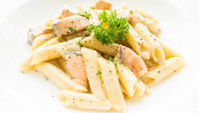 Macarrão cremoso com salmão
