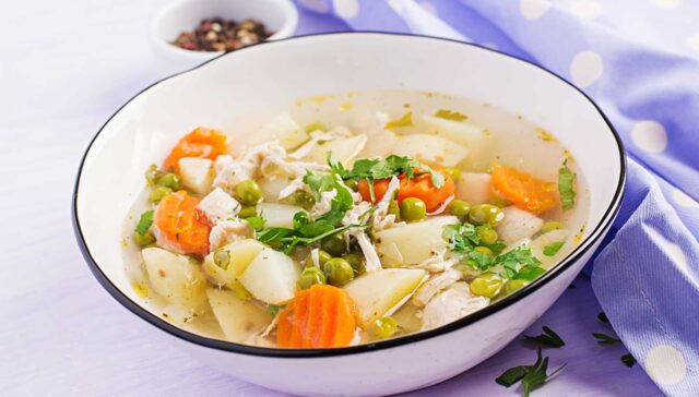 Sopa de macarrão com legumes