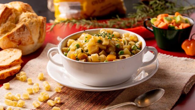 Sopa de macarrão com batata