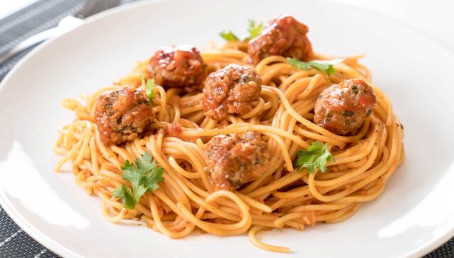 o que combina com macarrão com almôndegas