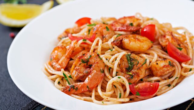 Macarrão com Camarão e Molho Vermelho