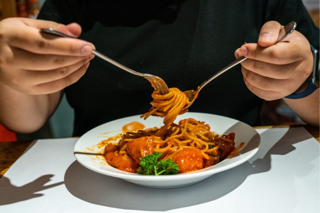 Comer Macarrão com Colher e Garfo: Uma Dupla Infalível!