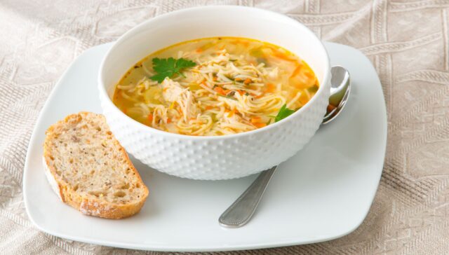 Sopa de Macarrão com Frango