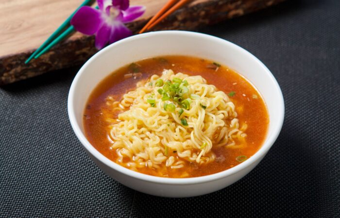 sopa deliciosa com macarrão instantâneo