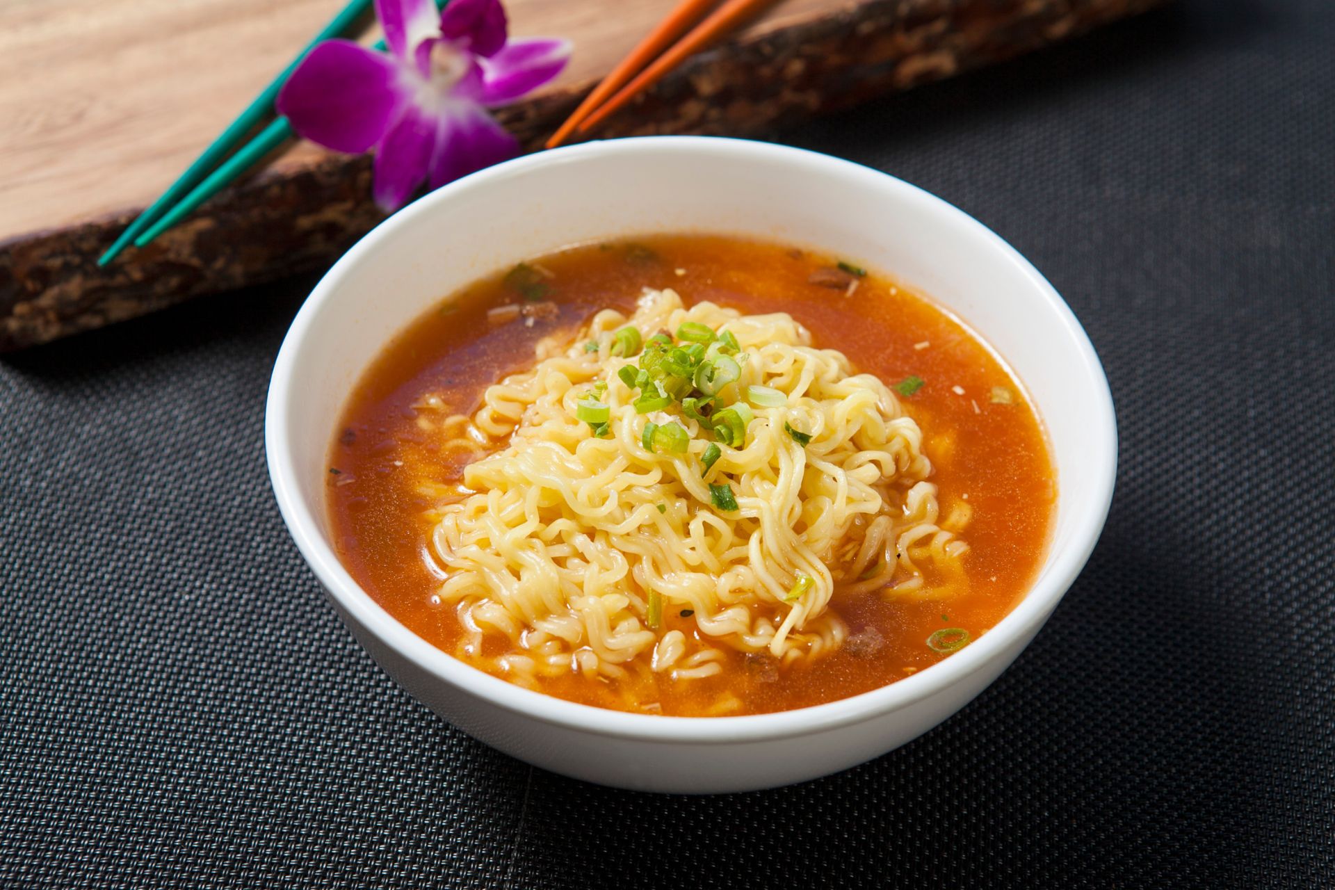 sopa deliciosa com macarrão instantâneo