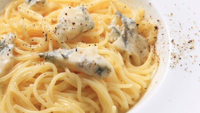 Macarrão com queijo gorgonzola