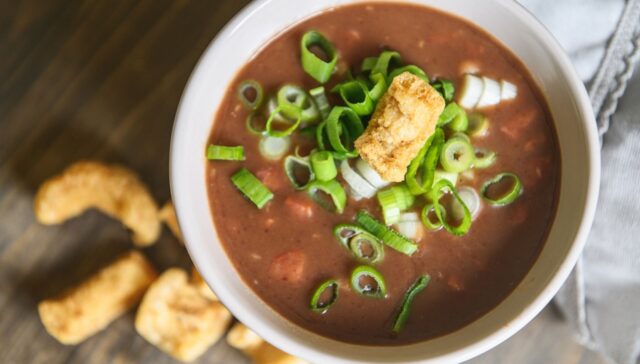 Caldo de feijão com macarrão