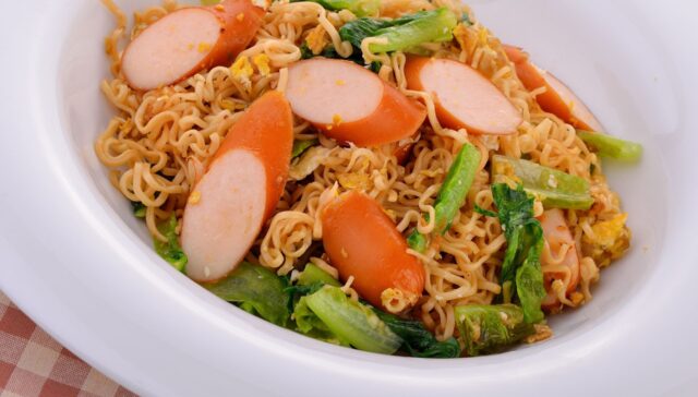 Macarrão instantâneo com salsicha