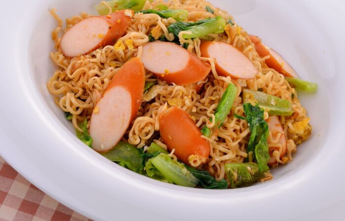 Macarrão instantâneo com salsicha